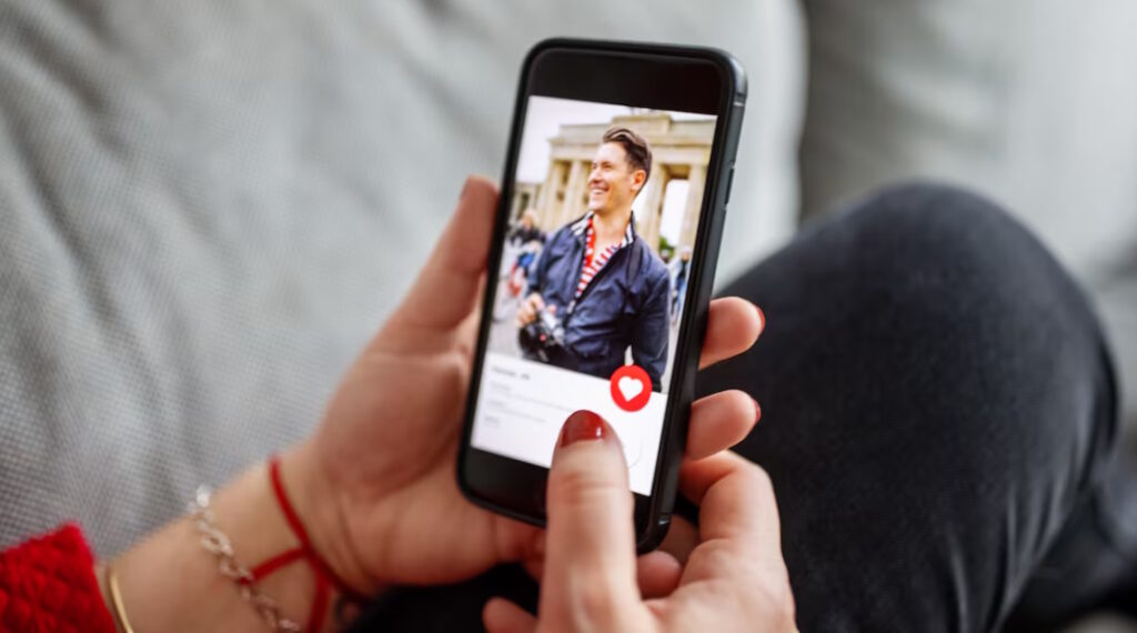Mujer buscando pareja en una app. Psicología de las aplicaciones para buscar pareja