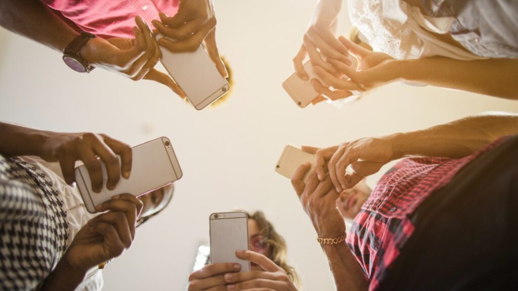 Dependencia a las redes sociales y adicción a Internet (síntomas).