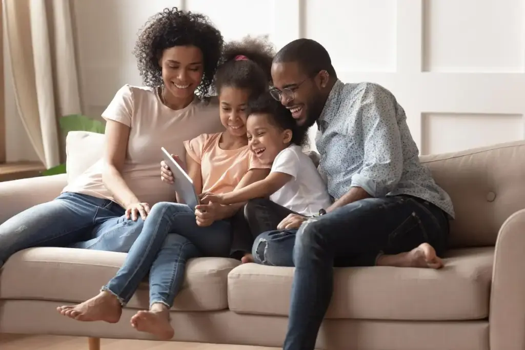 Familia compartiendo tiempo de pantalla