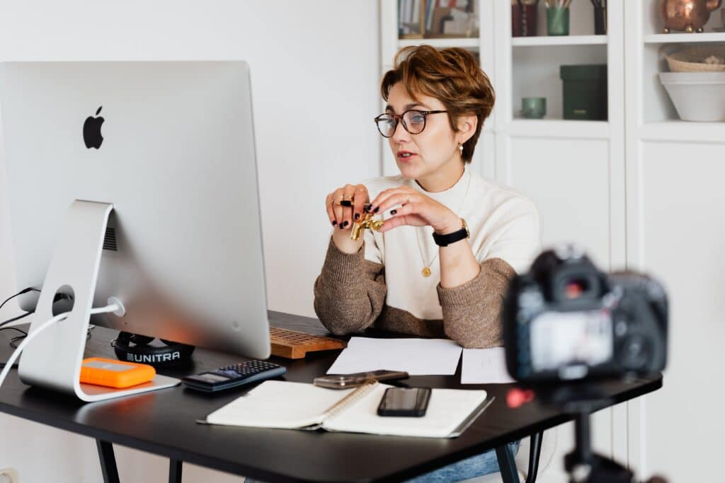 Psicología digital y ciberpsicología: profesional analizando comportamiento online