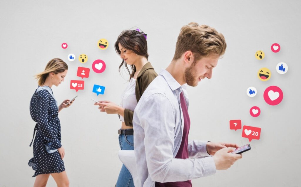 Portada para el artículo sobre la psicología de las redes sociales. Varios chicos mirando el teléfono móvil